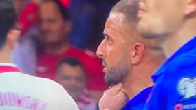 Le geste de Glik sur Walker