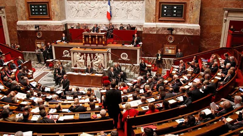 Les députés français ont adopté mercredi par 315 voix contre 198 le projet de loi de finances pour 2012 que le Sénat examinera à son tour dès jeudi. Les groupes UMP et du Nouveau centre (NC) ont voté ce projet de budget qualifié de "caduc" par l'oppositio