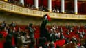Le député LFI Sébastien Delogu brandit un drapeau palestinien dans l'hémicycle de l'Assemblée nationale, le 28 mai 2024 à Paris