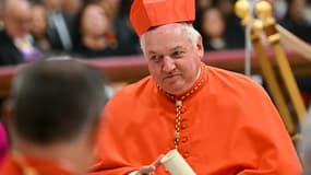 Monseigneur Jean-Marc Aveline porte sa barrette après avoir été élevé au rang de cardinal par le pape lors d'un consistoire visant à créer 20 nouveaux cardinaux, le 27 août 2022 à la basilique Saint-Pierre au Vatican.