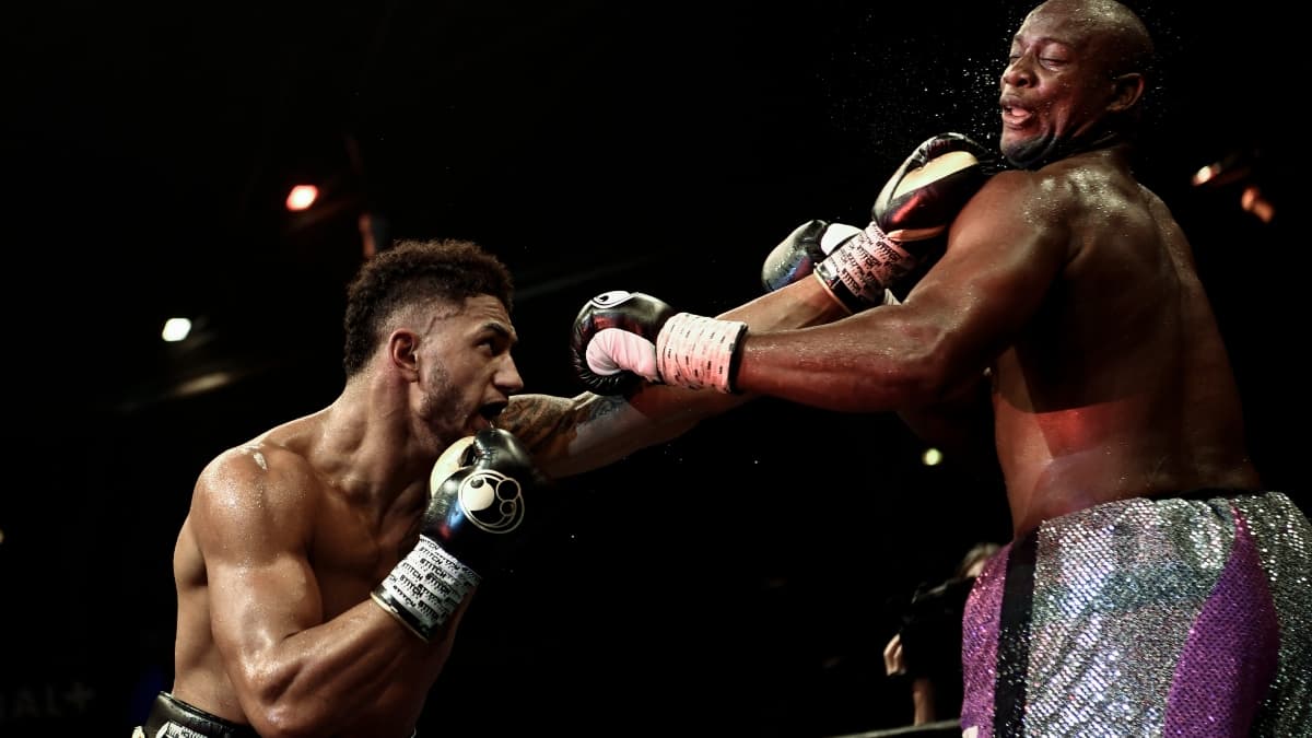 Tony yoka (à gauche) lors de son deuxième combat pro face à Jonathan Rice en octobre 2017