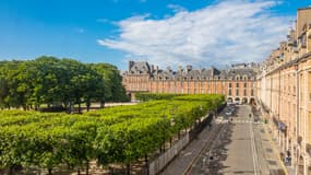 La place des Vosges à Paris, à l'angle de l'hôtel de Fourcy, le 21 mai 2021