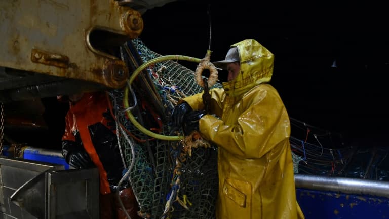 Des pêcheurs sur le pont du chalutier dans les eaux anglaises de la Manche, le 28 septembre 2020.