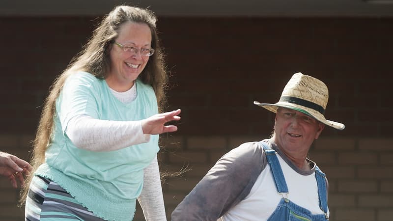 Kim Davis le jour de sa sortie de prison, mardi 8 septembre, accompagnée de son mari.