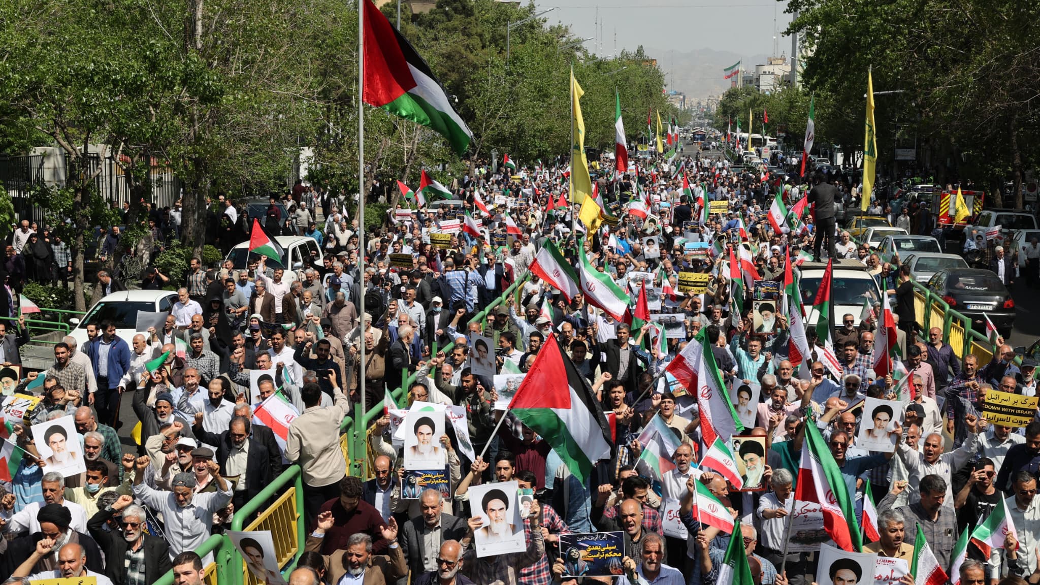 Des manifestants agitent des drapeaux iraniens et palestiniens lors d'une manifestation anti-Israël, à Téhéran, en Iran, le 19 avril 2024