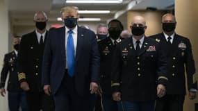 Donald Trump lors de sa première apparition avec un masque en public, le 11 juillet à l'hôpital l'hôpital Walter Reed de Bethesda, en banlieue de Washington
