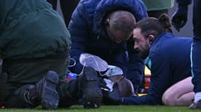 Jean-Philippe Mateta pris en charge après son choc à la tête lors de Crystal Palace-Millwall, le 1er mars 2025.