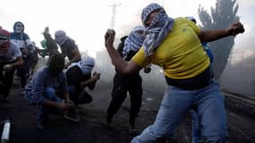 Des palestiniens jettent des pierres sur les forces israéliennes, le 9 octobre à Beit El. (Illustration)