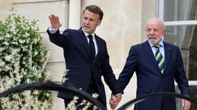 Le président français Emmanuel Macron (à gauche) et le président brésilien Luiz Inacio Lula da Silva marchent après une conférence de presse conjointe suite à une réunion au palais présidentiel de l'Élysée à Paris le 5 juin 2025.
