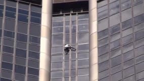 Le "spiderman" français sur la tour Montparnasse - Témoins BFMTV