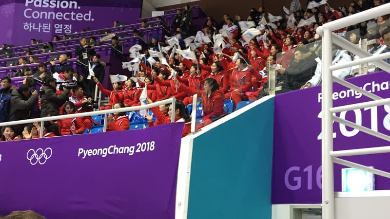 Les pom-pom girls nord-coréennes dans les tribunes de la Ice Arena