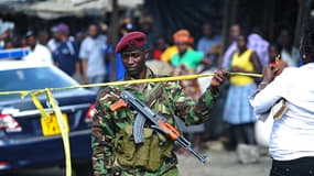 Un policier bloque l'accès à la scène de l'une des deux explosions au marché de Gikomba à Nairobi, au Kenya.