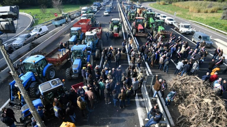 Des agriculteurs participent à un barrage routier avec leurs tracteurs sur l'autoroute A9 près de Nîmes, dans le sud de la France, le 29 janvier 2024