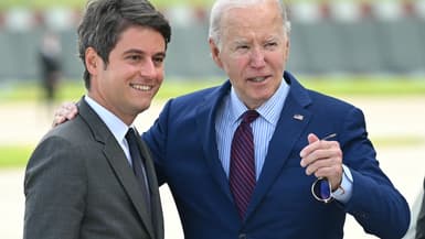 Le président des États-Unis Joe Biden accueilli par le Premier ministre Gabriel Attal à l'aéroport d'Orly, près de Paris, le 5 juin 2024, à l'occasion des commémorations du Débarquement.