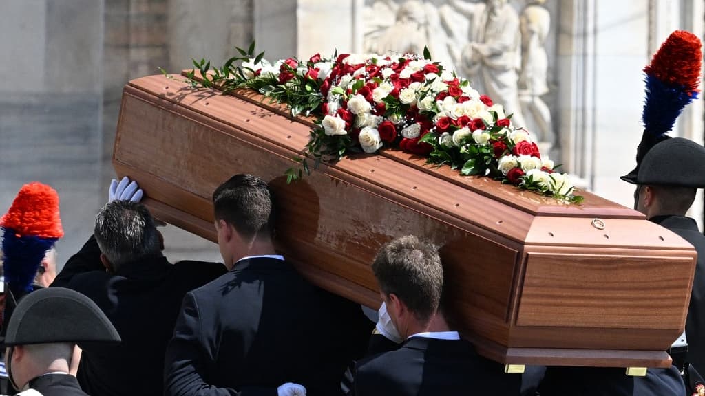 Le cercueil de Silvio Berlusconi lors de ses obsèques le 14 juin 2023 à Milan Le cercueil de Silvio Berlusconi lors de ses obsèques le 14 juin 2023 à Milan