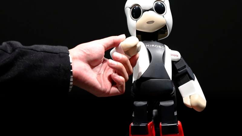 Kirobo, un mini-robot qui parle japonais et est doté de fonctionnalités de reconnaissance de la voix et des visages. Ce mini-robot parlant a décollé du Japon dimanche à bord d'un vaisseau spatial non habité avec plusieurs tonnes d'équipements pour rejoind