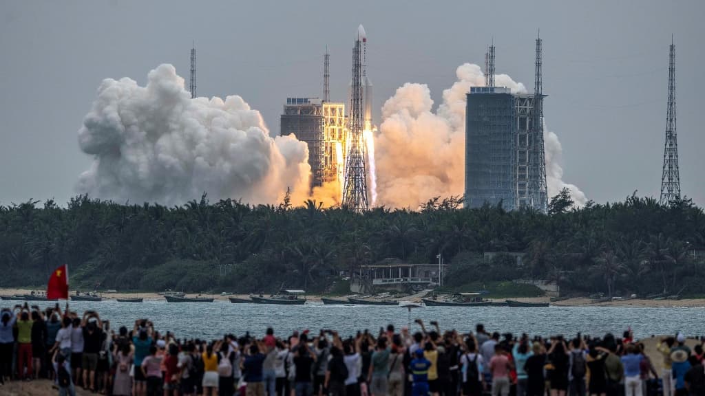Photo of Un trozo de cohete chino desciende a la Tierra sin saber dónde aterrizará