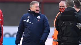 John Yems sur le banc de Crawley Town