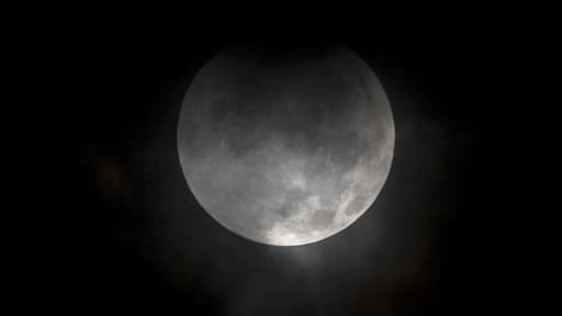 La Lune est légèrement aplatie.