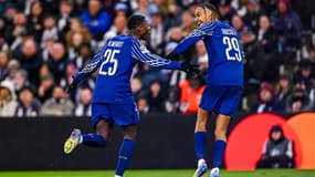 Nuno Mendes et Bradley Barcola lors d'Aston Villa-PSG, le 15 avril 2025