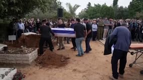 Funérailles d'Ado, 26 ans, ex-otage du Hamas, à Shefayim, un kibboutz situé au nord de Tel-Aviv en Israël, le 16 décembre 2023
