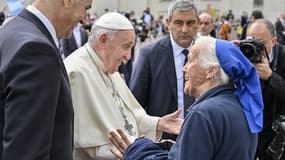 Le pape François et la soeur Geneviève Jeanningros, après l'audience publique papale du 20 avril 2022, sur la place Saint-Pierre, au Vatican.