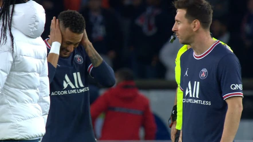 Neymar avant le coup d'envoi de PSG-LOSC Neymar avant le coup d'envoi de PSG-LOSC