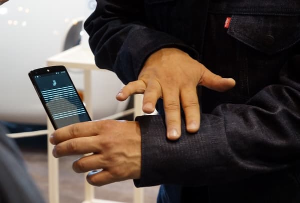 La veste connectée communique en Bluetooth avec le smartphone à condition d'avoir téléchargé l'application dédiée Jacquard.