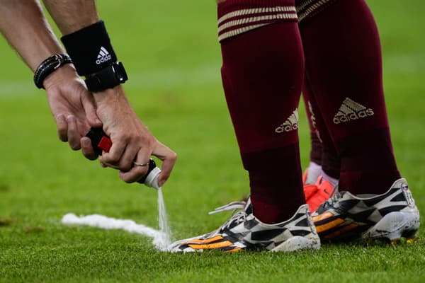 Les inventeurs du spray pour terrains de foot obtiennent 120 millions de la Fifa