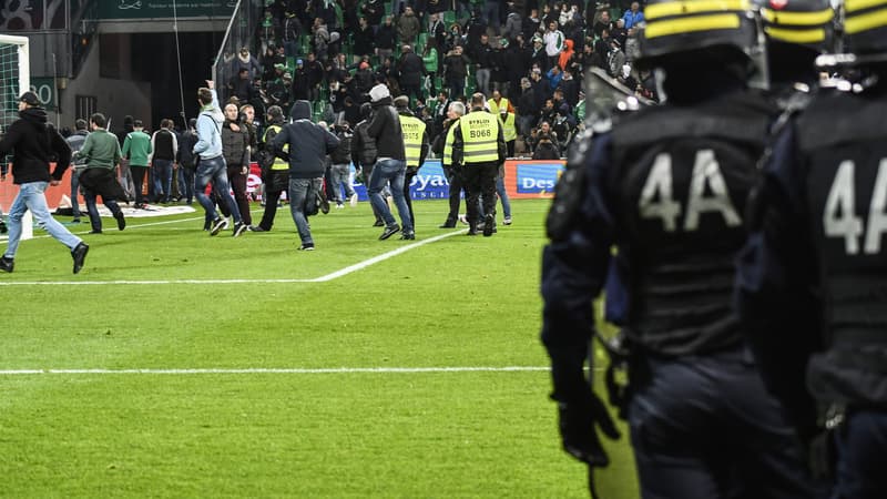 Des supporters de Saint-Etienne envahissent le terrain le 6 novembre contre Lyon