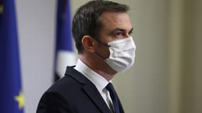 Le ministre français de la Santé Olivier Veran lors d'une conférence de presse le 25 novembre 2021