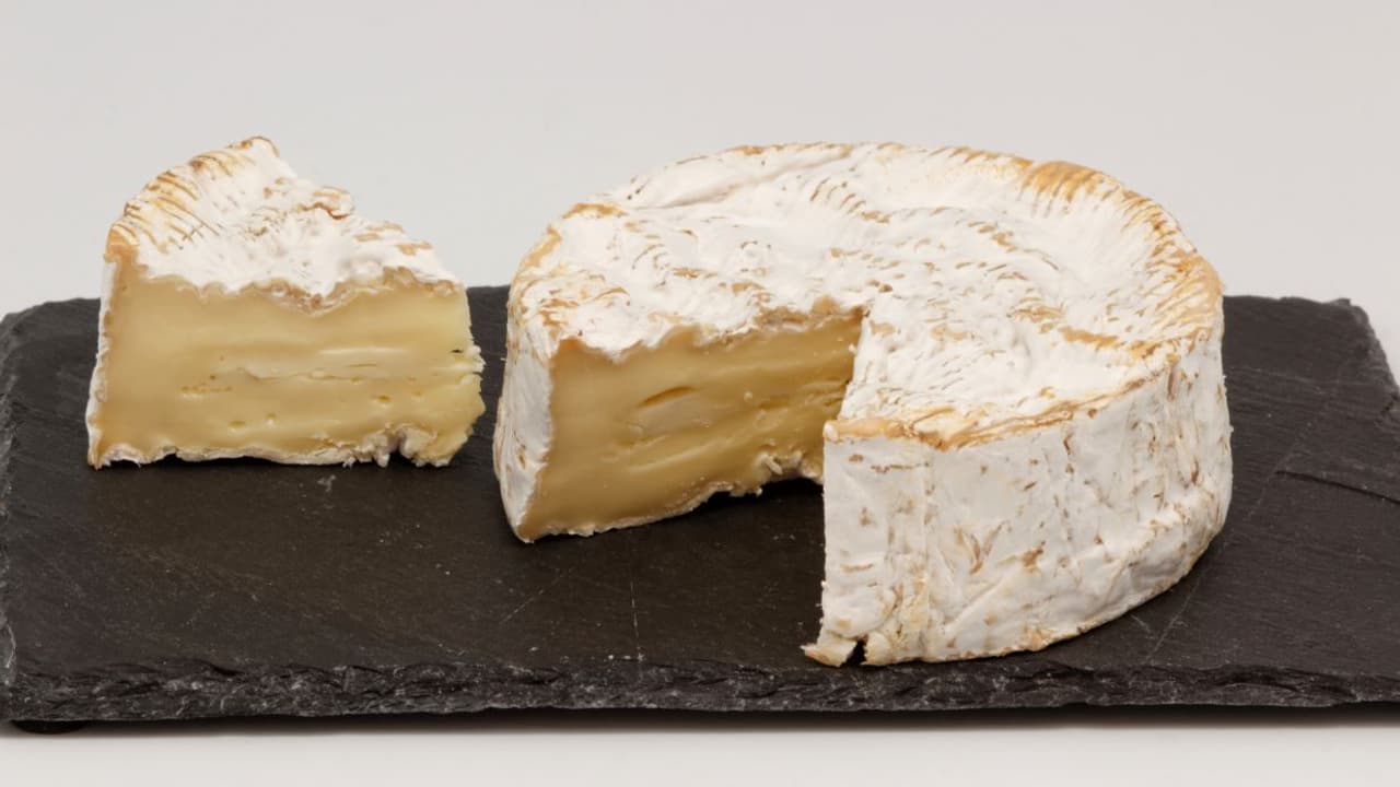 C'est Le Camembert Qui Dit Au Roquefort Qu'il Pue