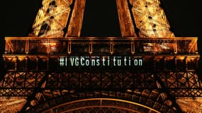 Un message est projeté sur la Tour Eiffel après que le Parlement français a voté l'ancrage du droit à l'avortement dans la Constitution du pays, à Paris, le 4 mars 2024.
