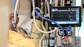 Un patient atteint du Covid-19 admis dans l'unité de soins intensifs de l'hôpital AP-HP Avicenne à Bobigny, près de Paris, le 8 février 2021