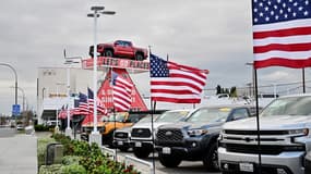 Des drapeaux américains flottent devant un concessionnaire automobile à Alhambra, en Californie, le 27 mars 2025.