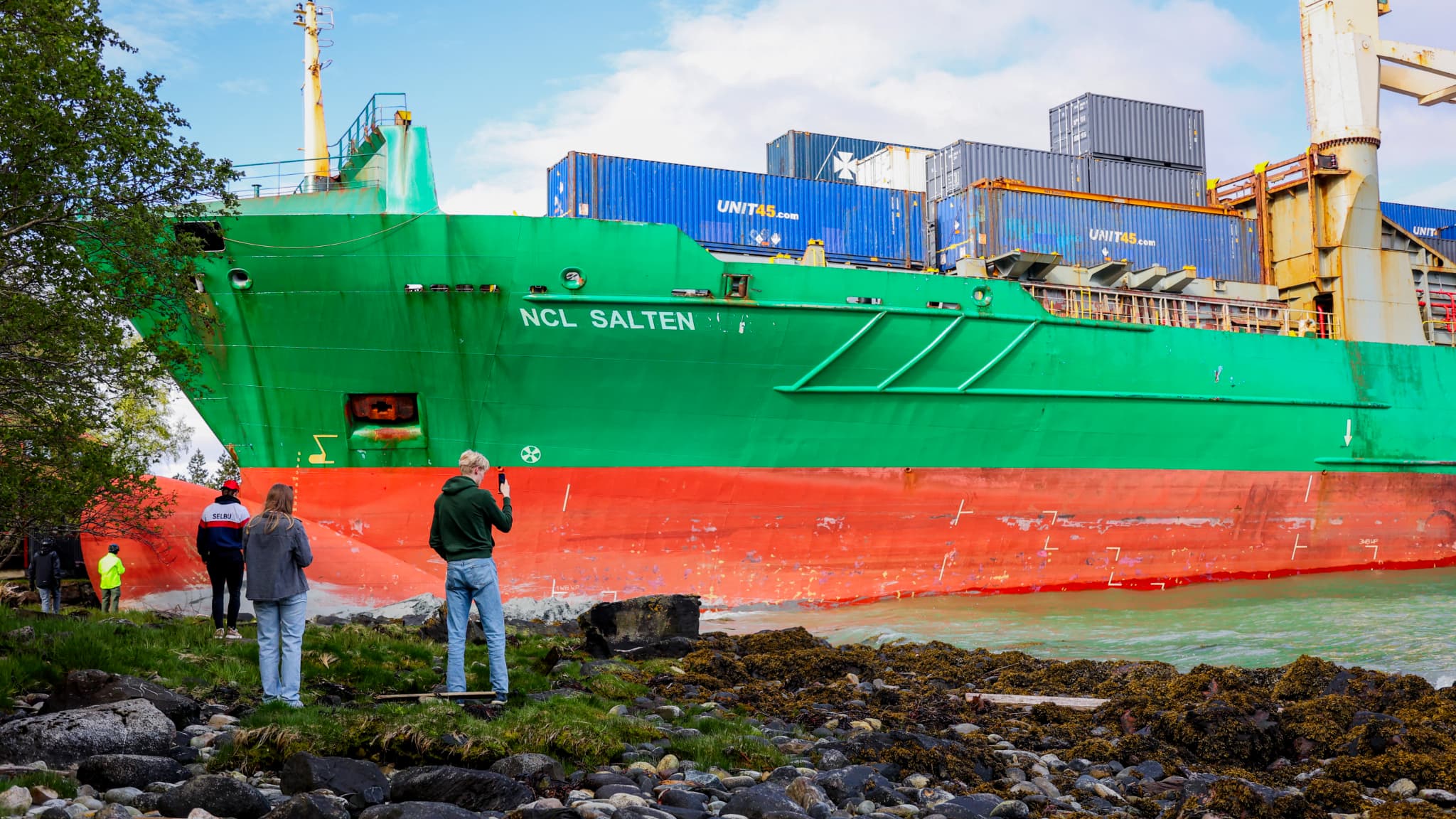 Un porte-conteneurs de 135 mètres de long échoué sur le rivage près de Trondheim, en Norvège, le 22 mai 2025.