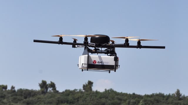 Le drone de GeoPost peut voler à la vitesse de 30 km/heure durant une quarantaine de minutes.