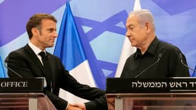 Le Premier ministre israélien Benjamin Netanyahu serre la main du président français Emmanuel Macron au cours d'une conférence de presse conjointe à Jérusalem le 24 octobre 2023.