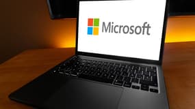 Le logo de Microsoft sur un ordinateur.
