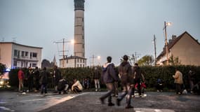 Des migrants se nourrissent de plats chauds servis par des organisations humanitaires, le 29 octobre 2014, à Calais.