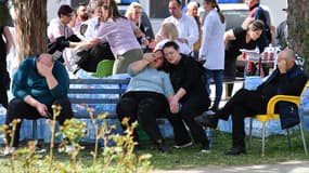 Les proches des victimes de l'incendie d'une boîte de nuit bondée en Macédoine du Nord attendent des nouvelles de leurs proches à l'hôpital général de Kocani, le 16 mars 2025.