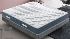 Ce matelas mémoire de forme noté 4,4 sur 5 profite d’une belle remise sur ce site spécialisé