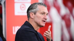 Olivier Létang en train de discuter pendant un match de Lille en Ligue 1, octobre 2025