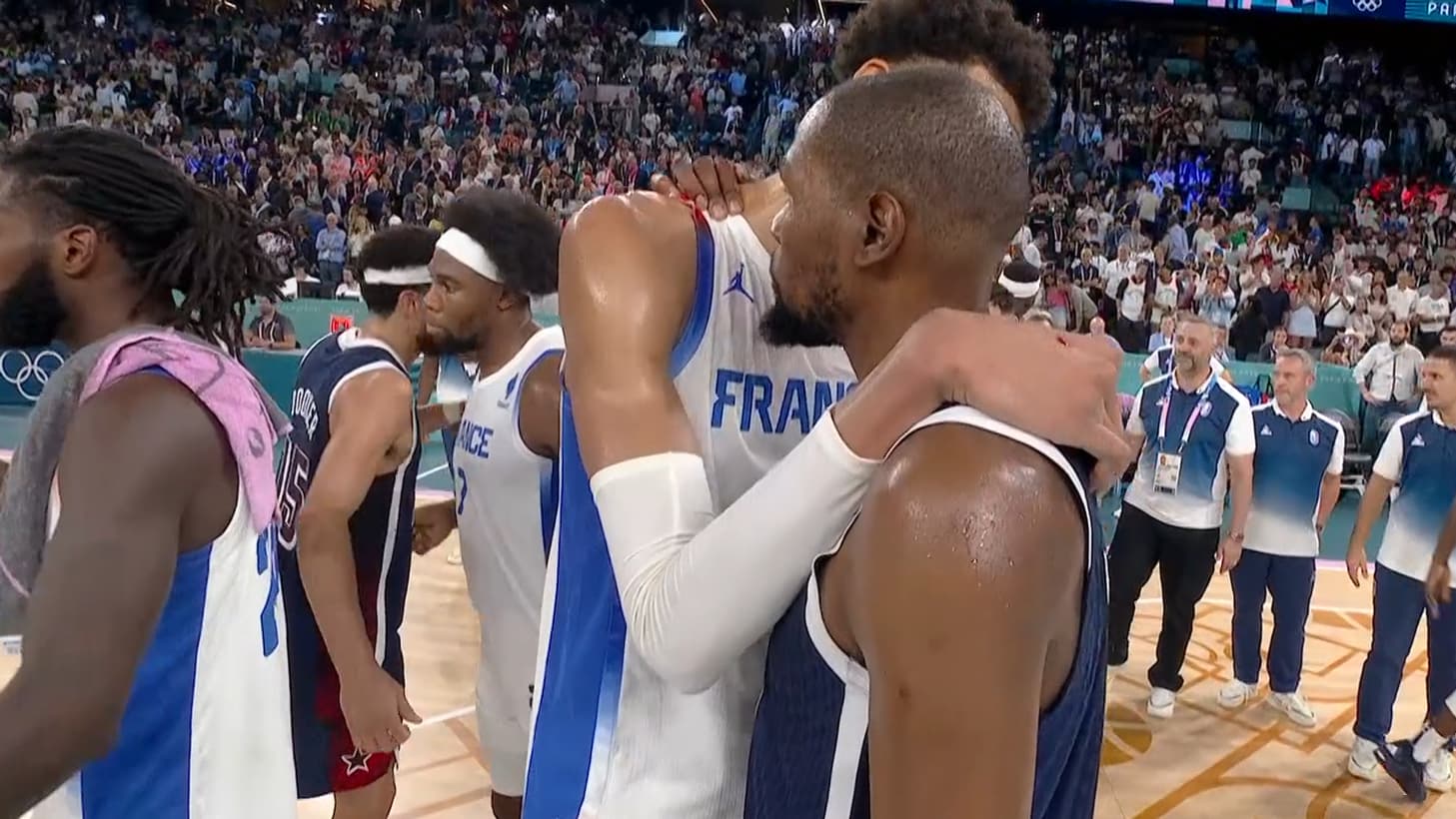 Victor Wembanyama avec Kevin Durant après la finale de basket entre la France et les Etats-Unis, JO de Paris 2024, 10 août 2024