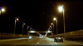 Autoroute de nuit. (illustration)