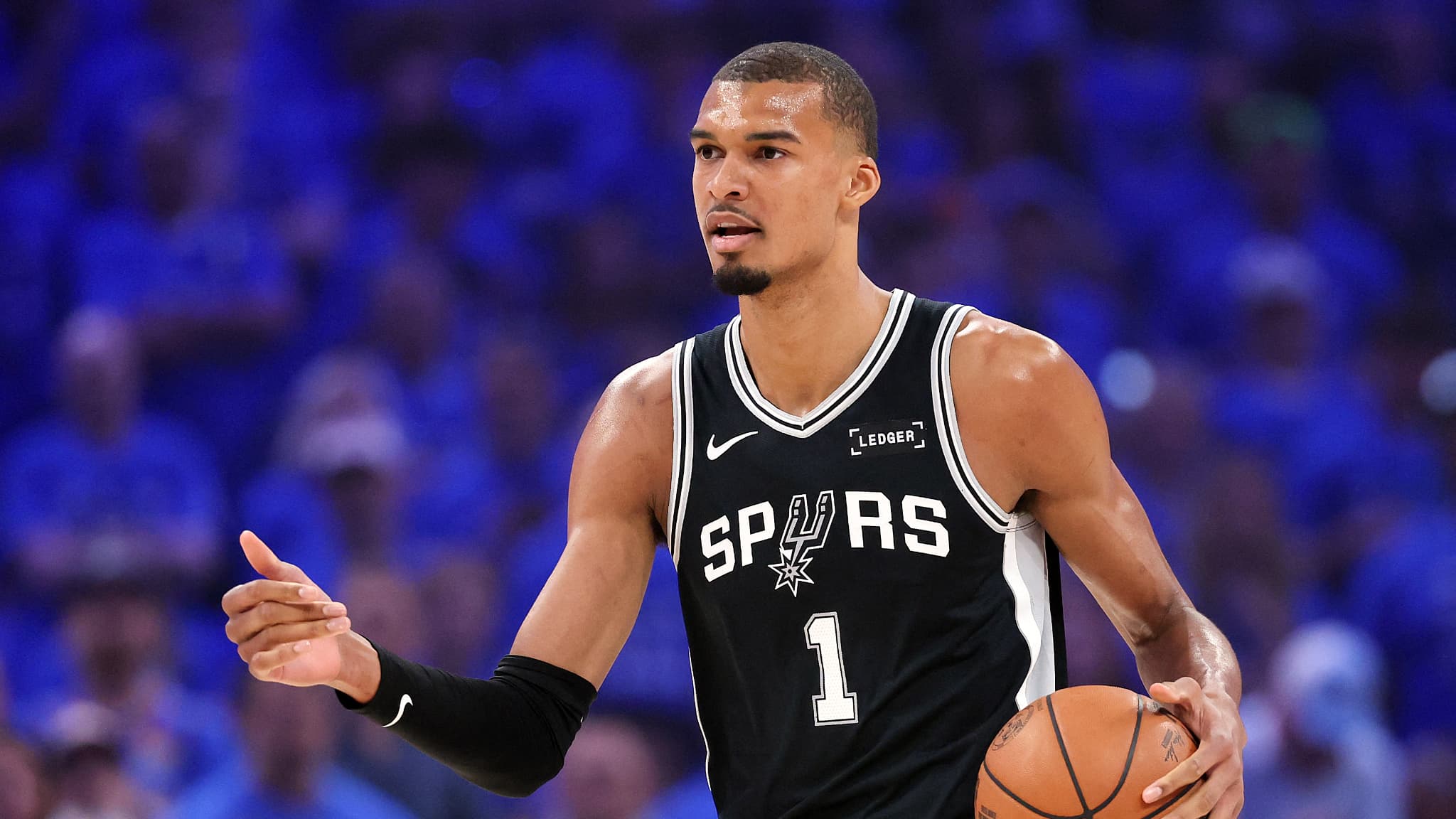 https://images.bfmtv.com/gB5xTTgzCCd9tCb4HO_jX_cF9BU=/0x0:2048x1152/images/Victor-Wembanyama-lors-du-match-7-des-San-Antonio-Spurs-en-finale-de-Conference-30-mai-2026-2295072.jpg