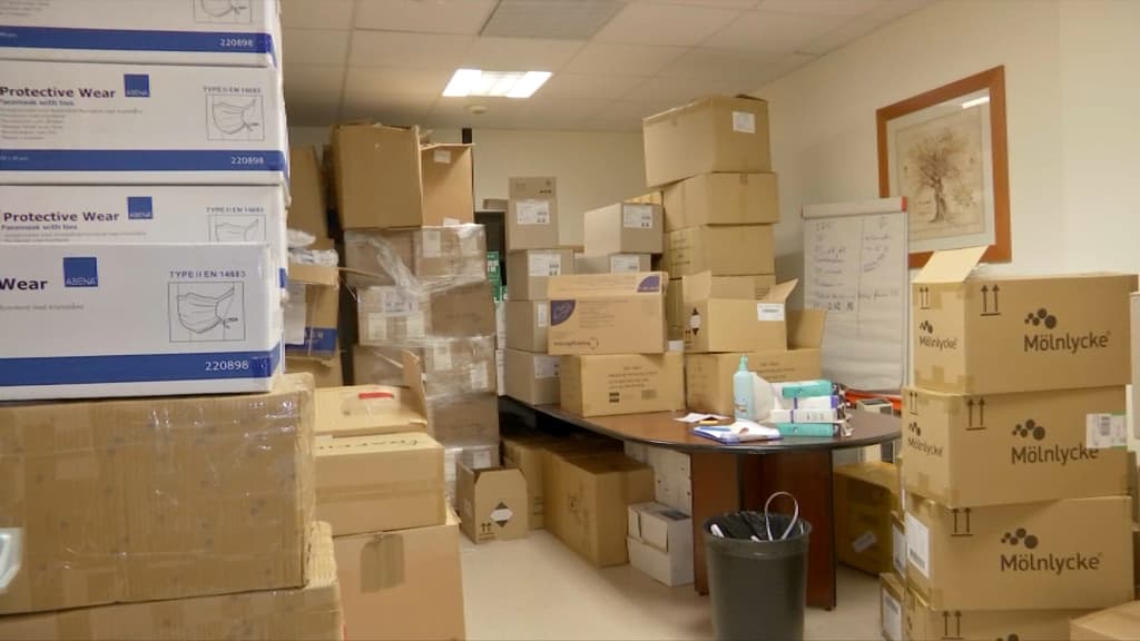 Photo d'un bureau rempli de cartons de la clinique de l'Estrée plein de matériel médical pour lutter contre le coronavirus Photo d'un bureau rempli de cartons de la clinique de l'Estrée plein de matériel médical pour lutter contre le coronavirus