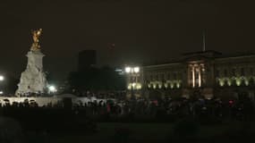 La foule devant le palais de Buckingham après l'annonce de la mort de la reine Elizabeth II le 8 septembre 2022