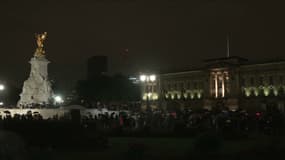 La foule devant le palais de Buckingham après l'annonce de la mort de la reine Elizabeth II le 8 septembre 2022