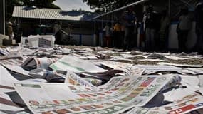 Dans un bureau de vote de Port-au-Prince, après que des électeurs en colère ont détruit le matériel électoral pour protester contre la confusion ayant régné dimanche lors des scrutins présidentiel et législatifs décisifs pour l'avenir du pays et sa recons